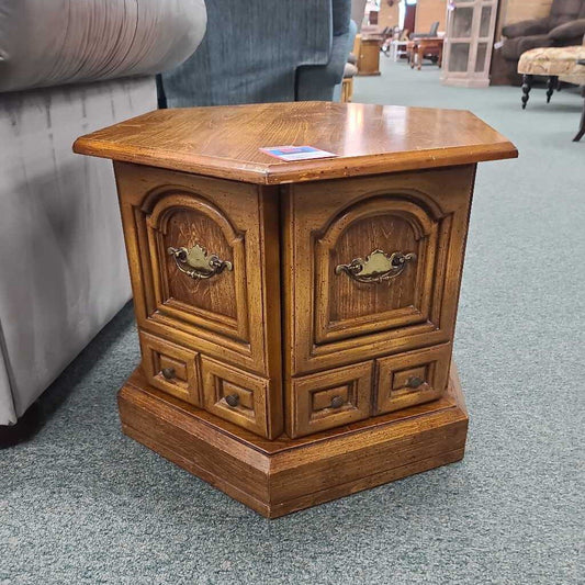 OCTAGON ACCENT TABLE LC