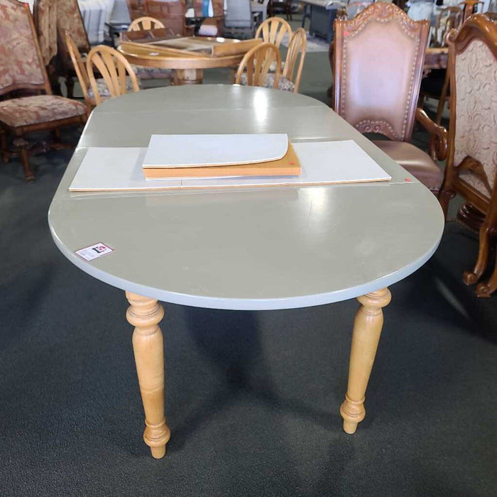 TABLE WITH 2 LEAVES AND PADS BKH