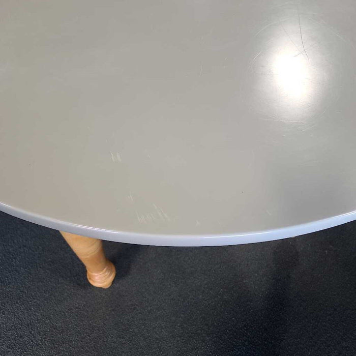 TABLE WITH 2 LEAVES AND PADS BKH