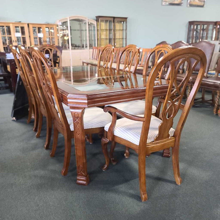 TABLE 2 LEAVES AND 8 CHAIRS AHH